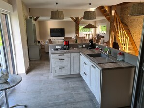 Kühlschrank, Mikrowelle, Ofen, Herdplatte