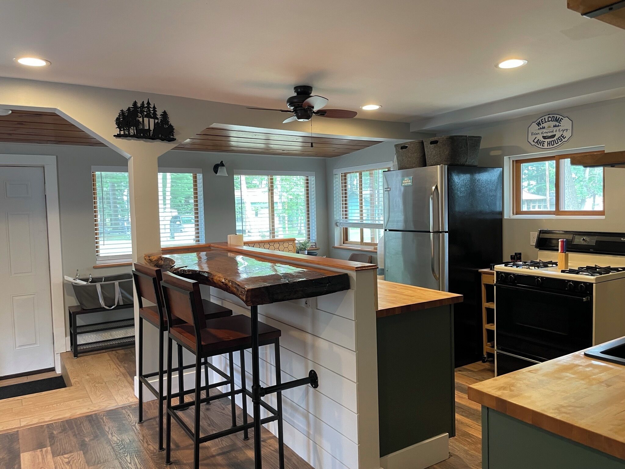 Freshly renovated cottage, steps from the lake or a quick ride to the trailhead!