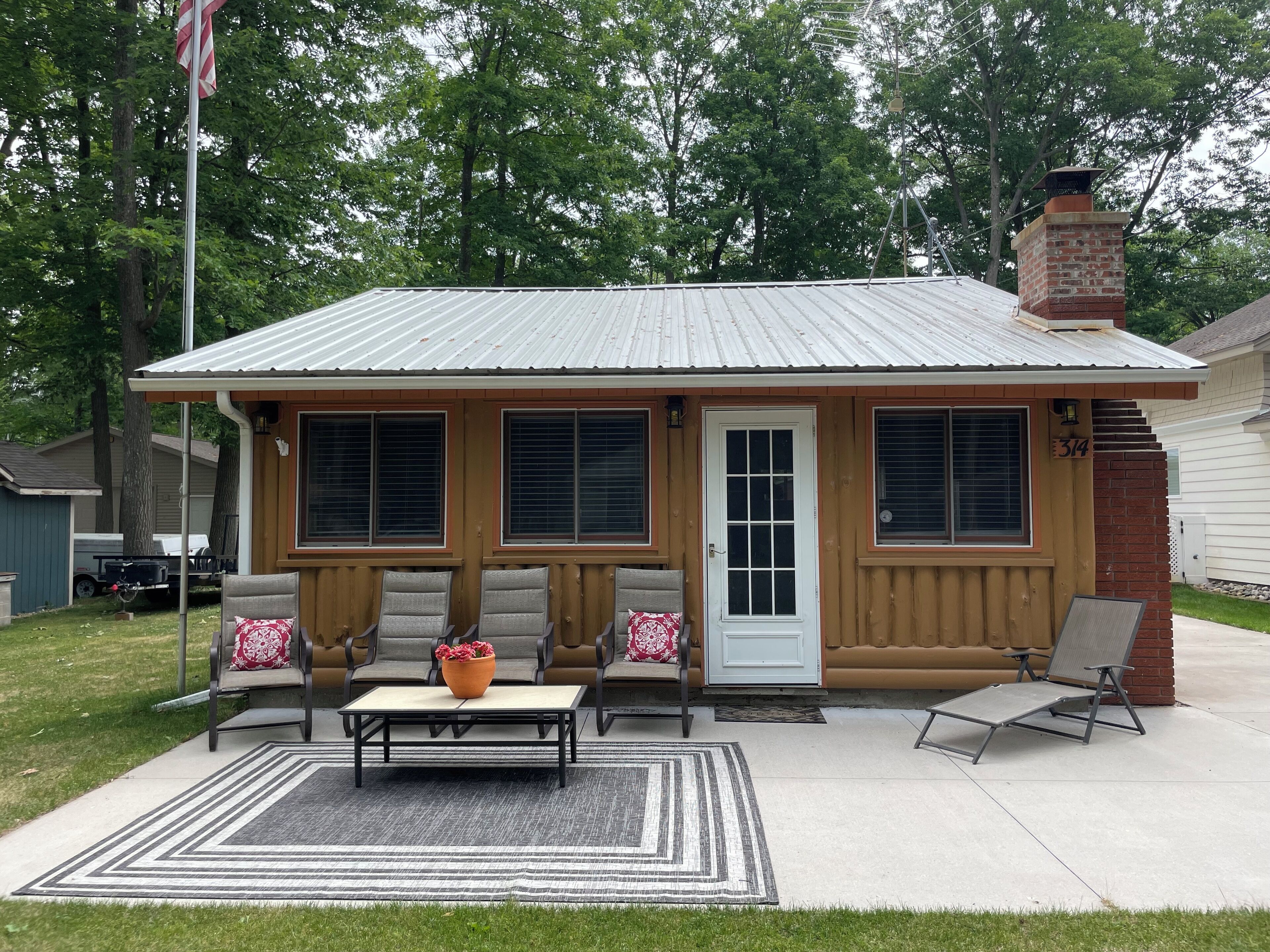 Freshly renovated cottage, steps from the lake or a quick ride to the trailhead!