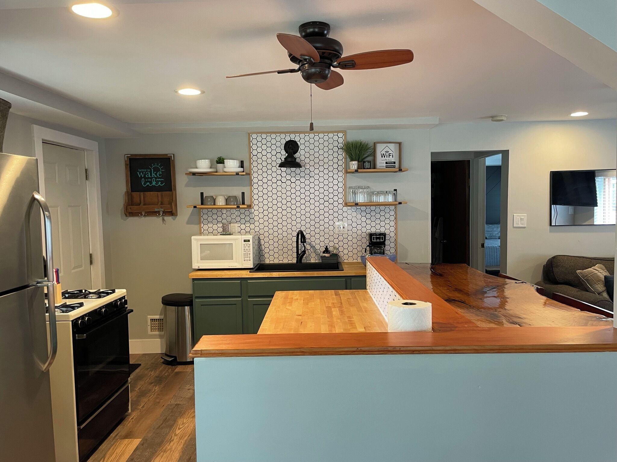 Freshly renovated cottage, steps from the lake or a quick ride to the trailhead!