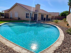 Piscina all'aperto, una piscina riscaldata