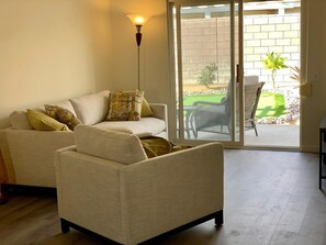 Smart TV, caminetto, monitor per computer