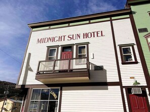 Midnight Sun -hotellin ulkonäkö: siinä on parveke ja selvästi erottuva oleskelualue.