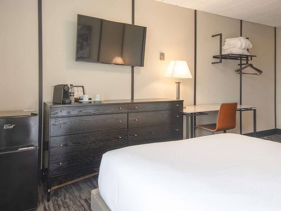 Room, 1 Queen Bed (Coast) | Desk, laptop workspace, blackout curtains, soundproofing