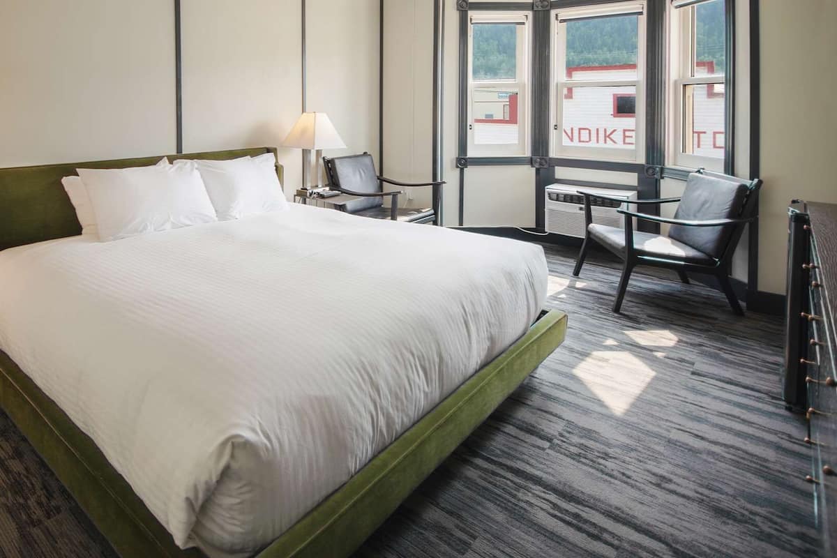 Premium Room, 1 King Bed (Coast) | Desk, laptop workspace, blackout curtains, soundproofing