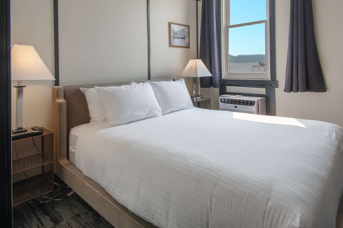 Room, 1 Queen Bed (Coast) | Desk, laptop workspace, blackout curtains, soundproofing