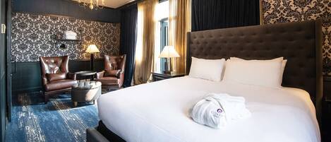 Escritorio, espacio para trabajar con laptop y cortinas blackout