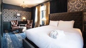 Escritorio, espacio para trabajar con un portátil, cortinas opacas