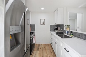 Kylskåp, mikrovågsugn, ugn och spishäll