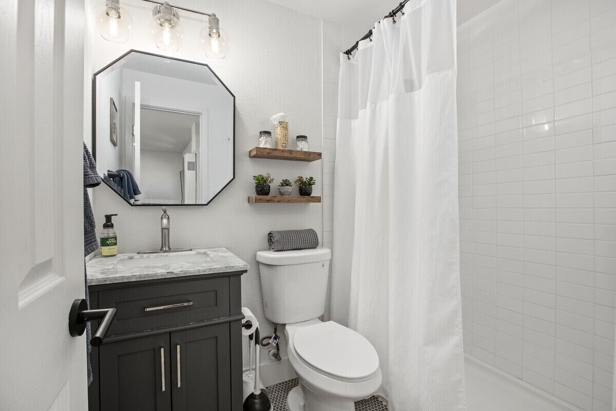 *Entire Home* 1Bed/1Bath, PETS, AC, Private Parking, Dog Run