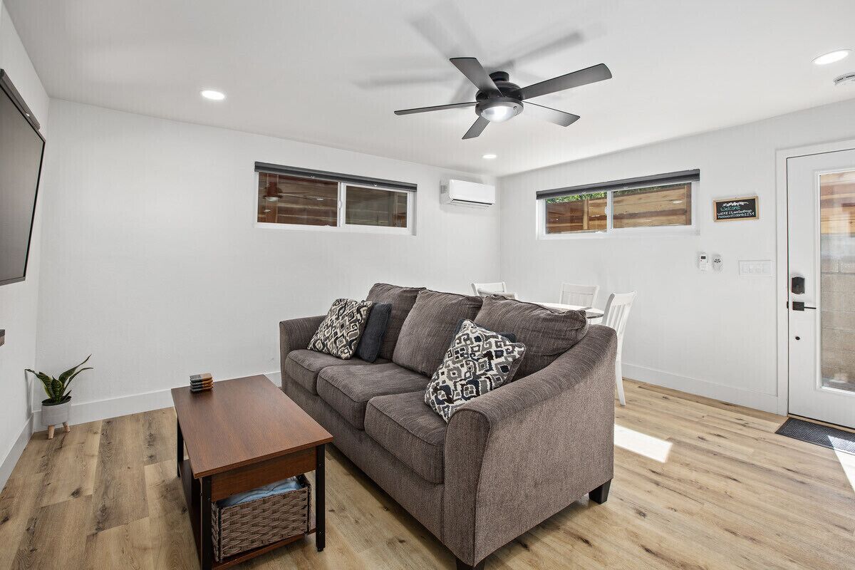 *Entire Home* 1Bed/1Bath, PETS, AC, Private Parking, Dog Run