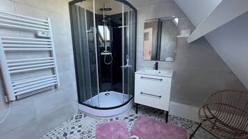 Ensemble douche/baignoire, sĂšche-cheveux, serviettes fournies