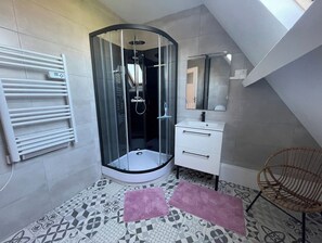 Combined shower/bathtub, hair dryer, towels