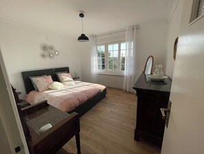 6 habitaciones, tabla de planchar con plancha, wifi y ropa de cama 