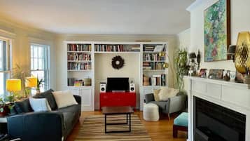 Älytelevisio, työhuone, tietokoneen näyttö, tulostin