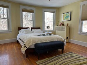 3 bedrooms, desk, travel cot, WiFi