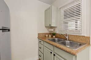 Fridge, microwave, oven, stovetop - Cozy, Newly Remodeled Cottage in Normal Heights (San Diego)