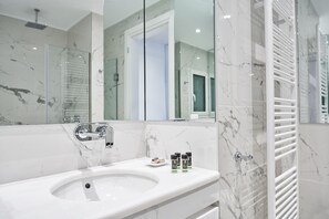 Comfort-Apartment | Badezimmer | Dusche, Handtücher, Shampoo