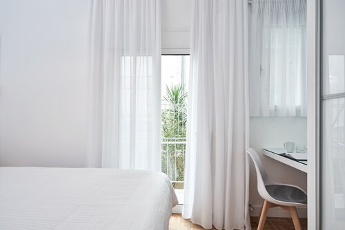 Elite Living 2bd Apt next to Hilton-Ilisia Park