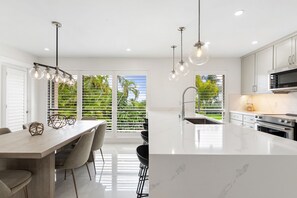 Fridge, microwave, oven, stovetop - New PGA Home on Squire Golf Course Incredible 180º Views by Guaranteed Rental™ (Palm Beach Gardens)