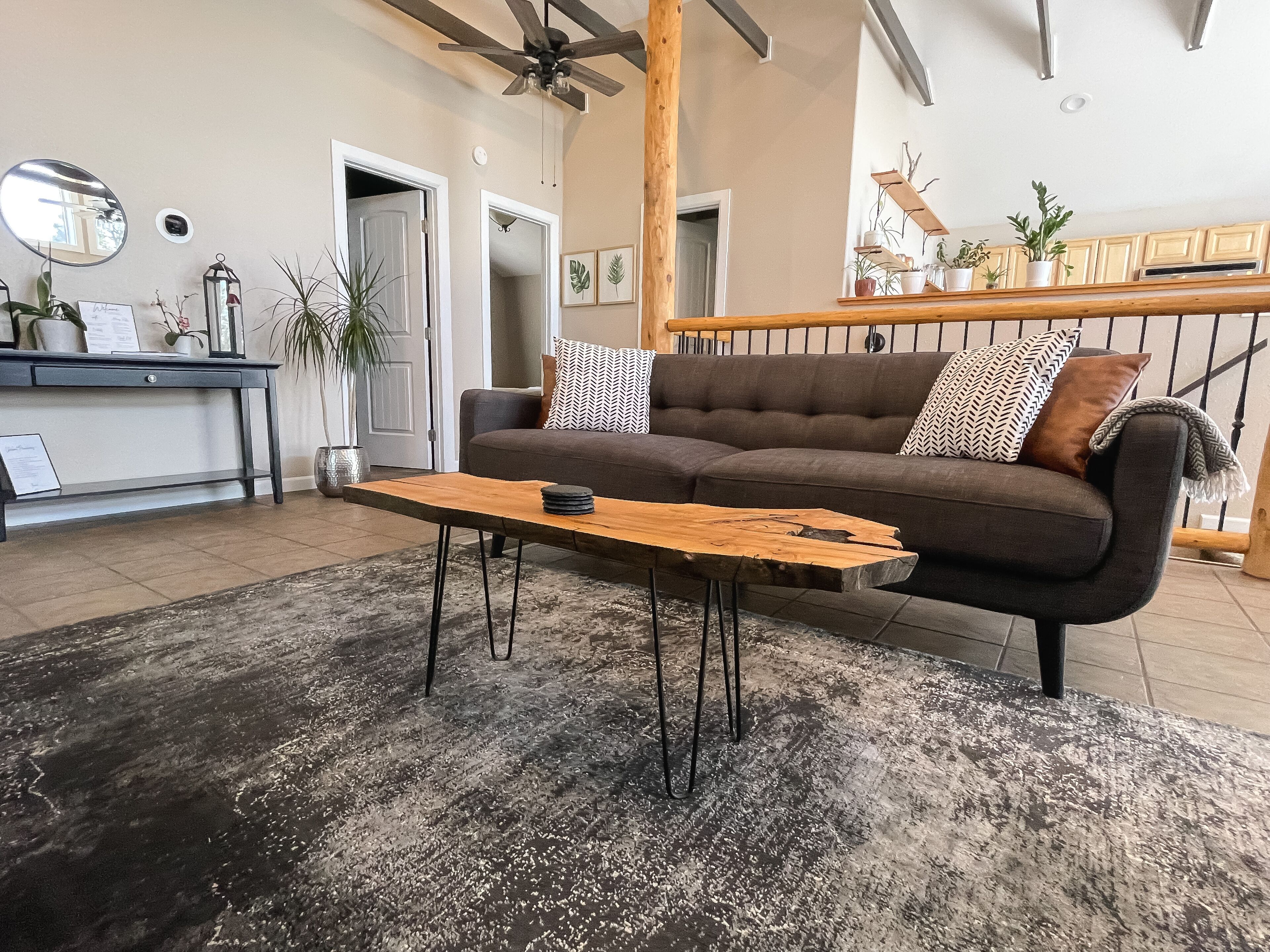 Private Cozy Cabin, Mountain Views & Theater Room!