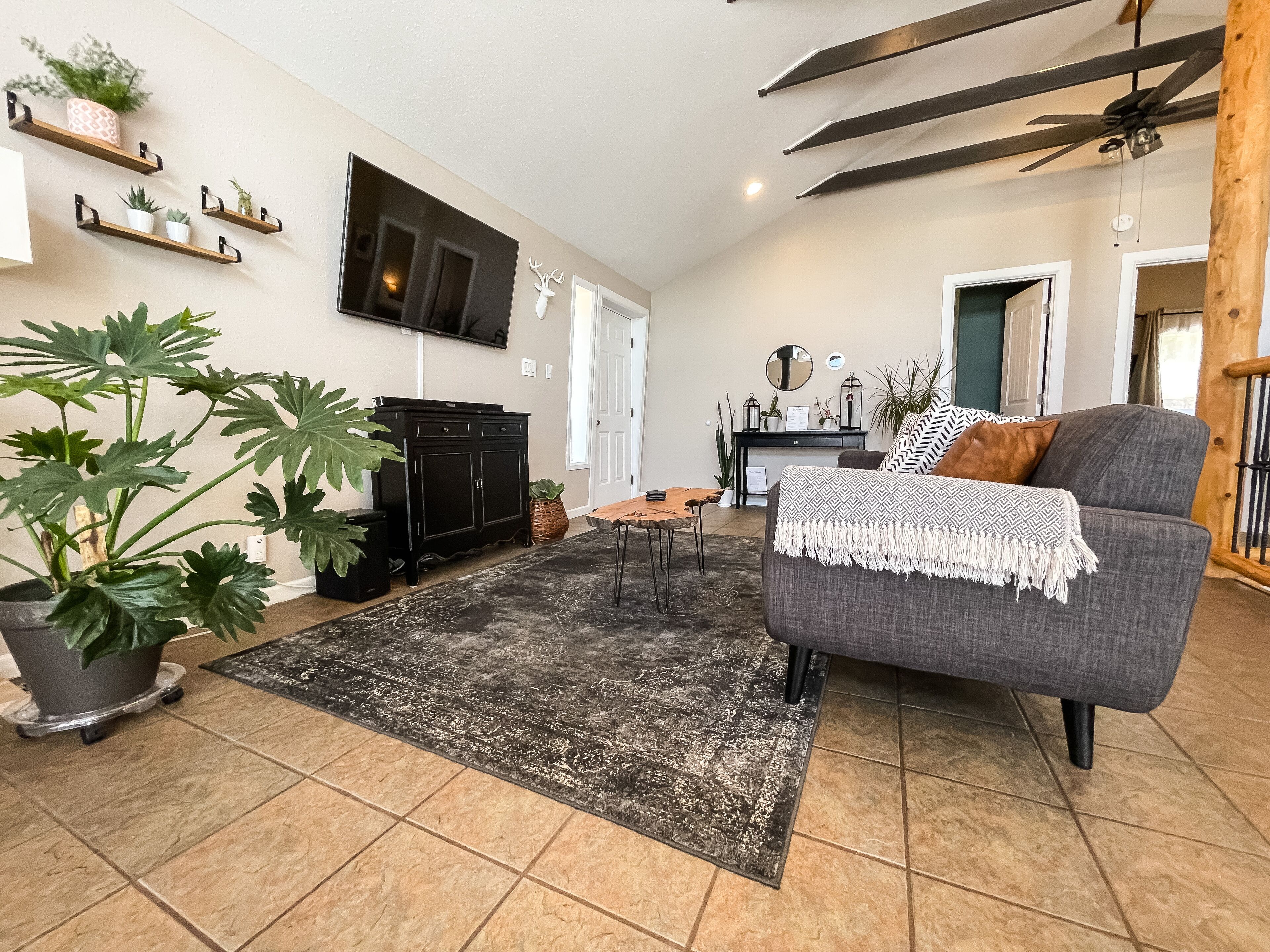 Private Cozy Cabin, Mountain Views & Theater Room!