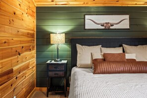 2 bedrooms, desk, free WiFi, bed sheets - Summer Fun! Game Loft, King Suite, Hot Tub, Fire Pit, Big Yard, Community Pool  (Sevierville)