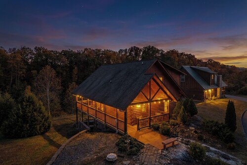 Spring break Cabin, King Suite, Hot Tub, Game Room & Fire Pit, Big Yard