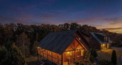 Spring break Cabin, King Suite, Hot Tub, Game Room & Fire Pit, Big Yard