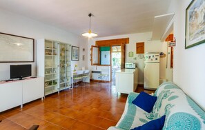 TV, fireplace - Awesome home in Manduria with kitchen (Manduria)
