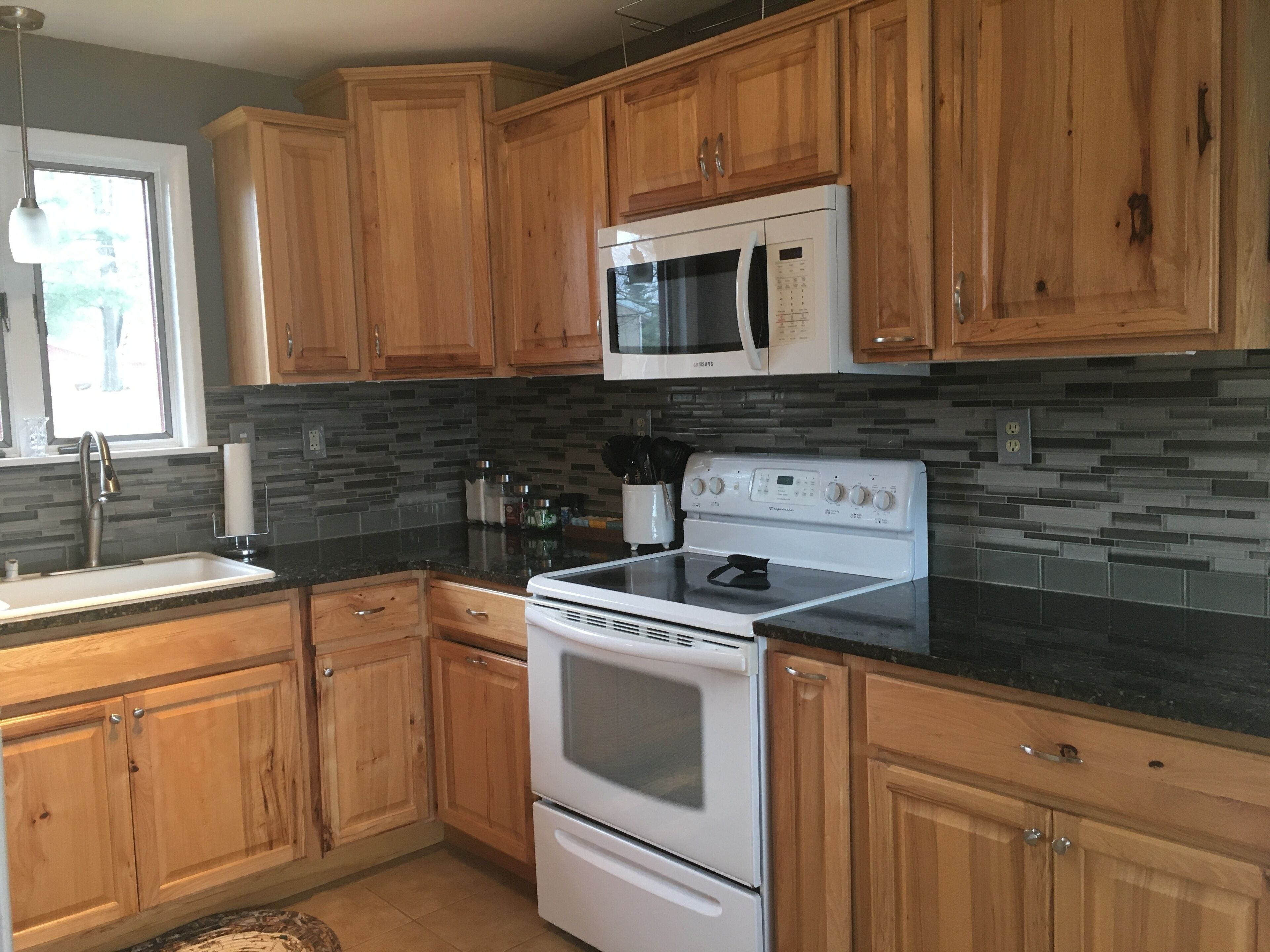 Lake house for 8, all seasons! Large deck overlooking the water