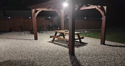 Newly remolded Lodge close to public boat ramps , beach and fishing charters.