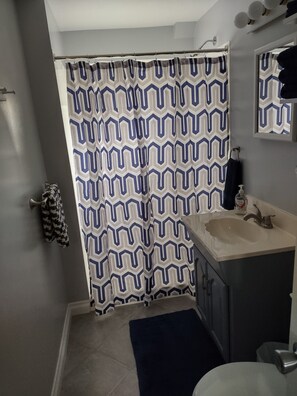 Shower, towels, soap, toilet paper - Newly remolded Lodge close to public boat ramps , beach and fishing charters. (Port Clinton)