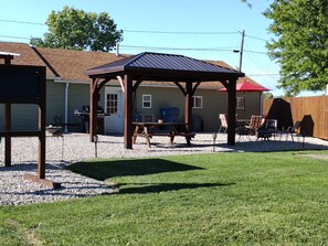 Outdoor dining - Newly remolded Lodge close to public boat ramps , beach and fishing charters. (Port Clinton)
