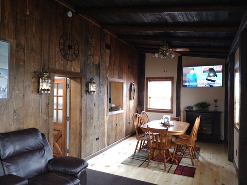 Newly remolded Lodge close to public boat ramps , beach and fishing charters.