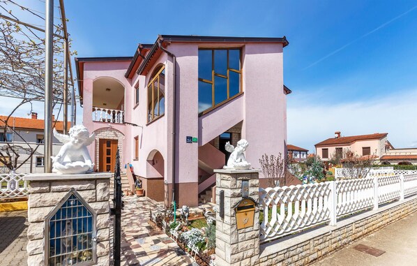 المنشأة من الخارج