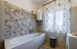 Baignoire, sèche-cheveux