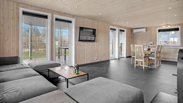 Ein modernes Interieur mit Wohnbereich, Essbereich und Küche.