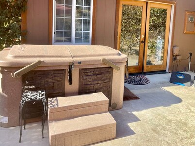 Cottage on 3 acre Riverfront Private Estate with  Hot Tub