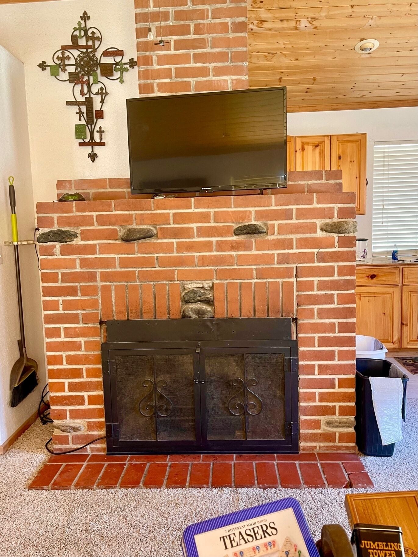 Cottage on 3 acre Riverfront Private Estate with  Hot Tub