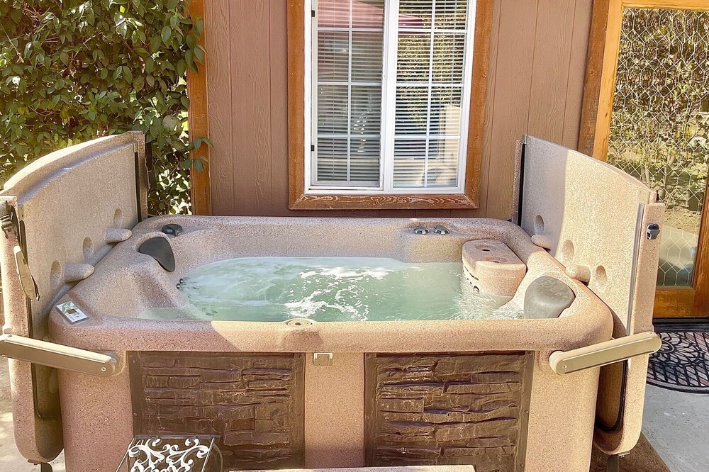 Cottage on 3 acre Riverfront Private Estate with Hot Tub
