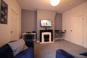 Smart TV, fireplace