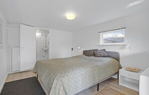 4 bedrooms, travel crib, free WiFi