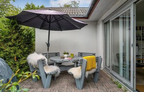 Outdoor dining - 4 bedroom beautiful home in Ebeltoft (Ebeltoft)