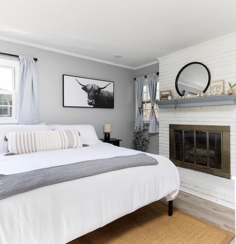 Creekside Getaway - Close to DT & Lake