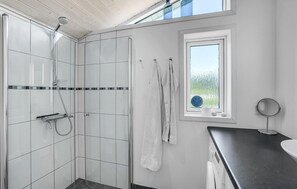 Shower - Lovely home in Nordborg with kitchen (Nordborg)