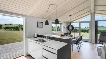 Frigorifero, piano cottura, lavastoviglie, macchina per tè/caffè