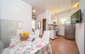 Fridge, oven, stovetop, coffee/tea maker