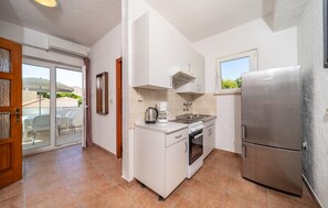 Fridge, oven, stovetop, coffee/tea maker