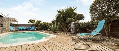 Una piscina al aire libre, una piscina climatizada
